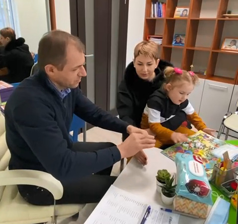 Дитина з батьками на прийомі у інтегративного лікаря